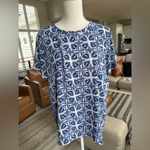 LOFT Blue and White Tile Print Short Sleeve blouse - Picture 5 of 11
